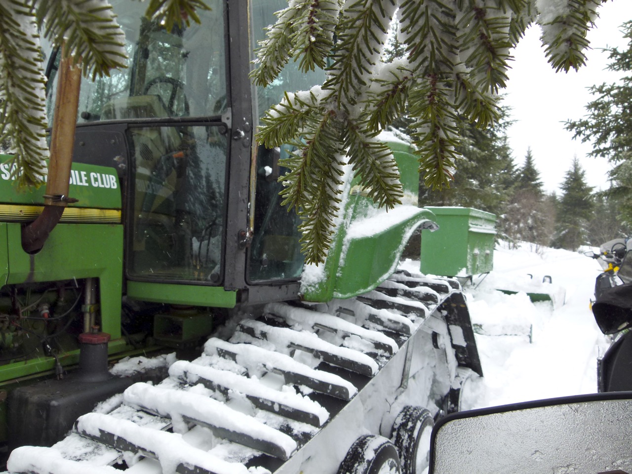 Tips For Meeting Snowmobile Trail Groomers