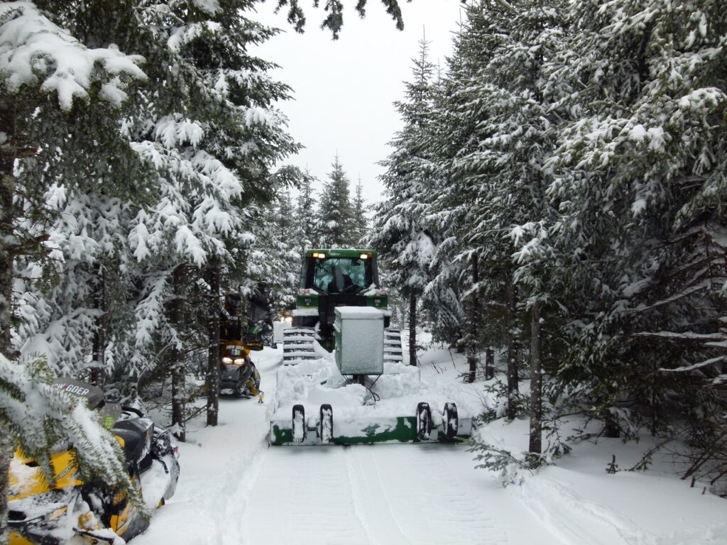 sleds pulling over when meeting snowmobile trail groomers
