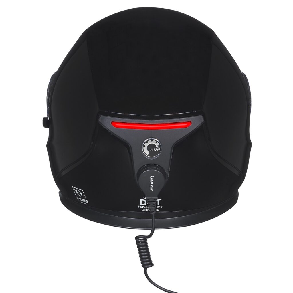 oxygen snowmobile helmet with eLinQ magnetic power cord attached